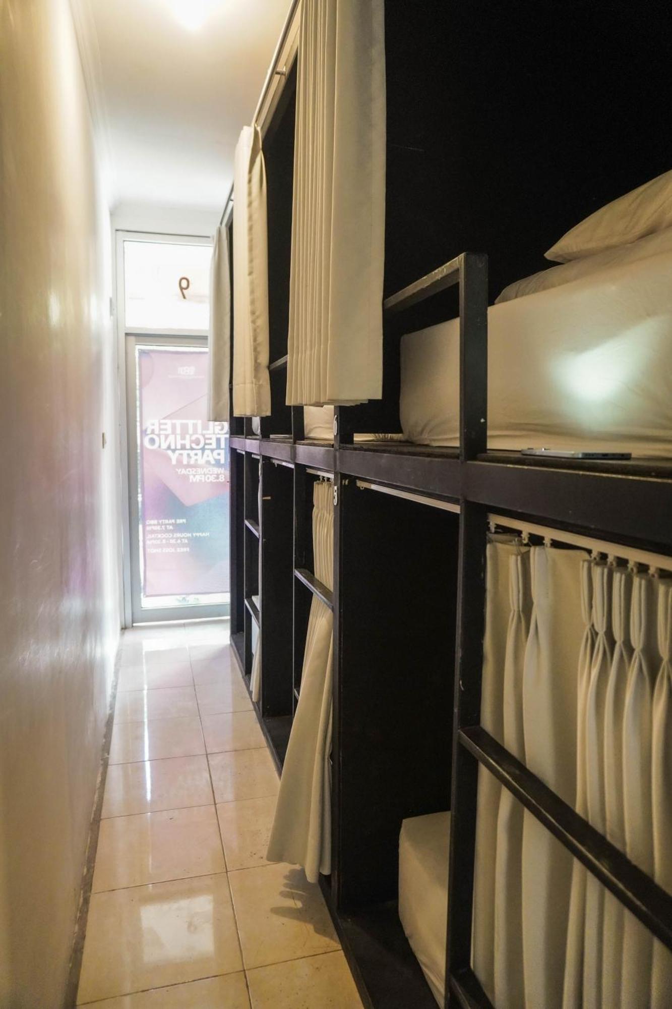 Indonesia Backpacker Hostels Kuta  ภายนอก รูปภาพ