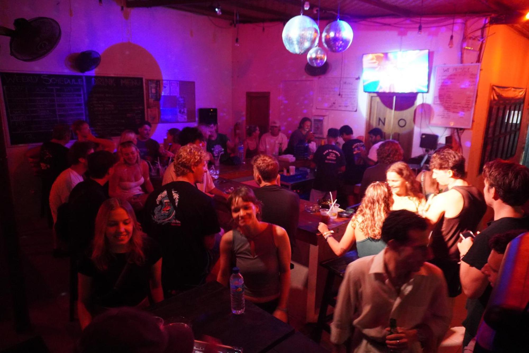 Indonesia Backpacker Hostels Kuta  ภายนอก รูปภาพ