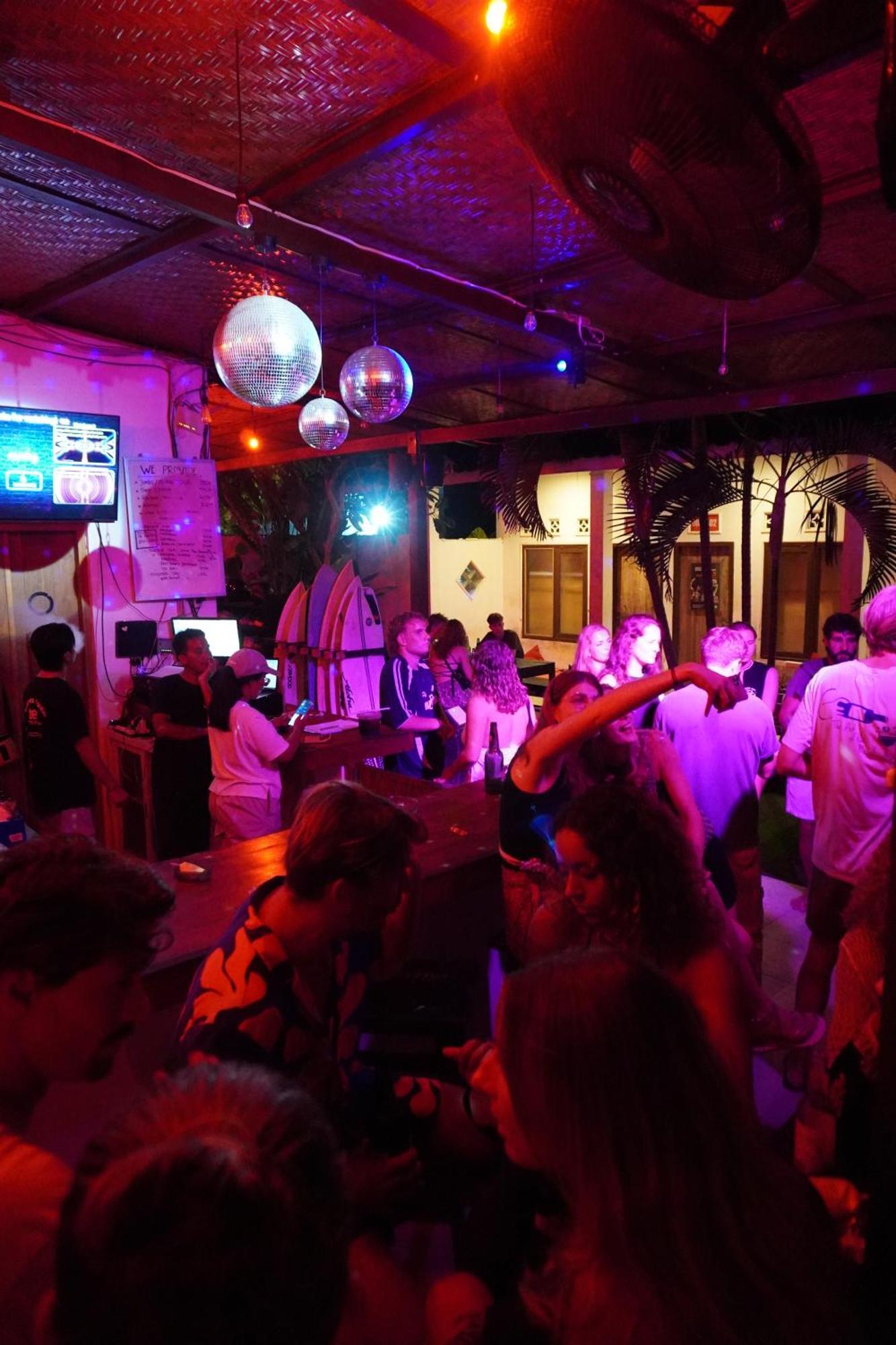 Indonesia Backpacker Hostels Kuta  ภายนอก รูปภาพ