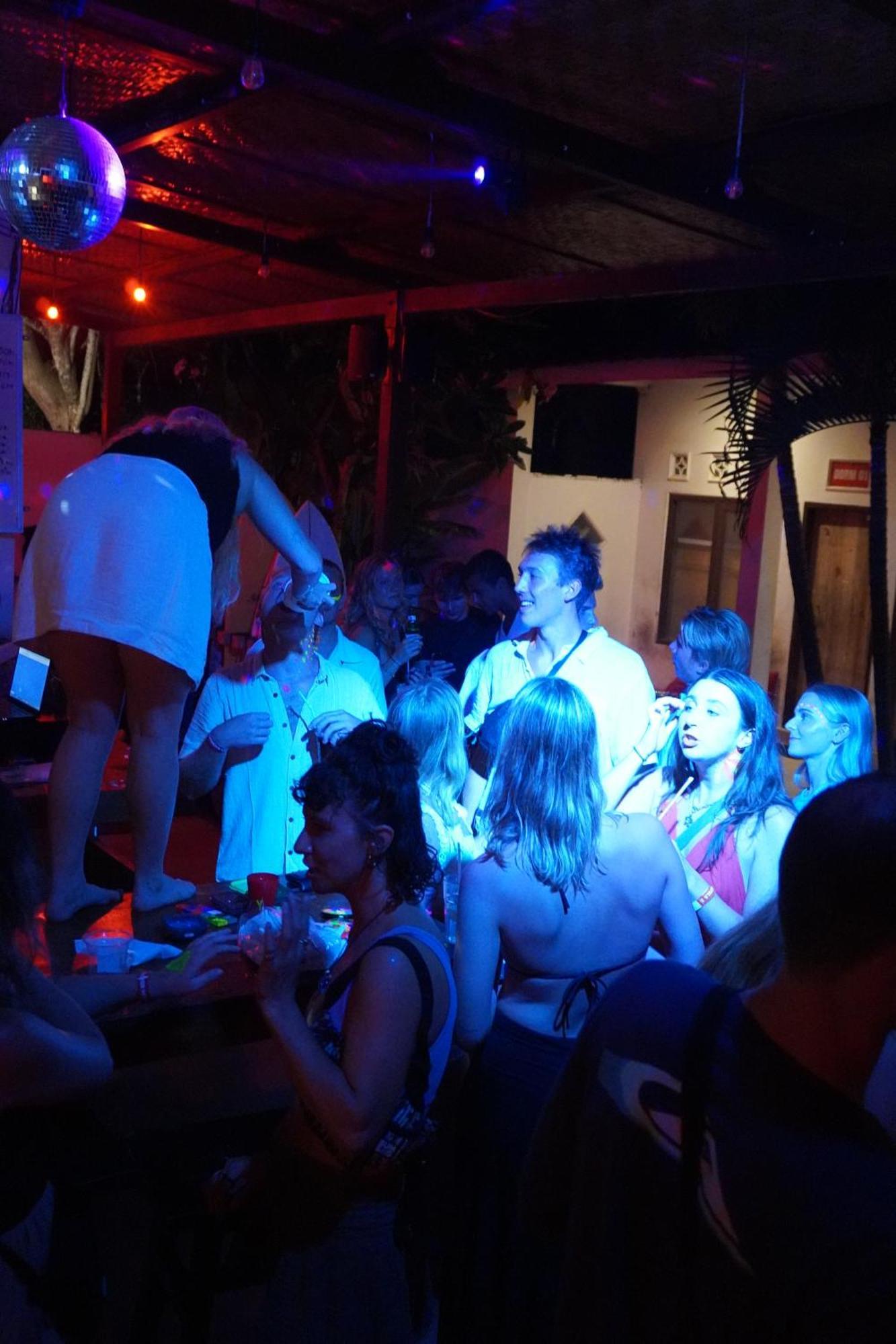 Indonesia Backpacker Hostels Kuta  ภายนอก รูปภาพ