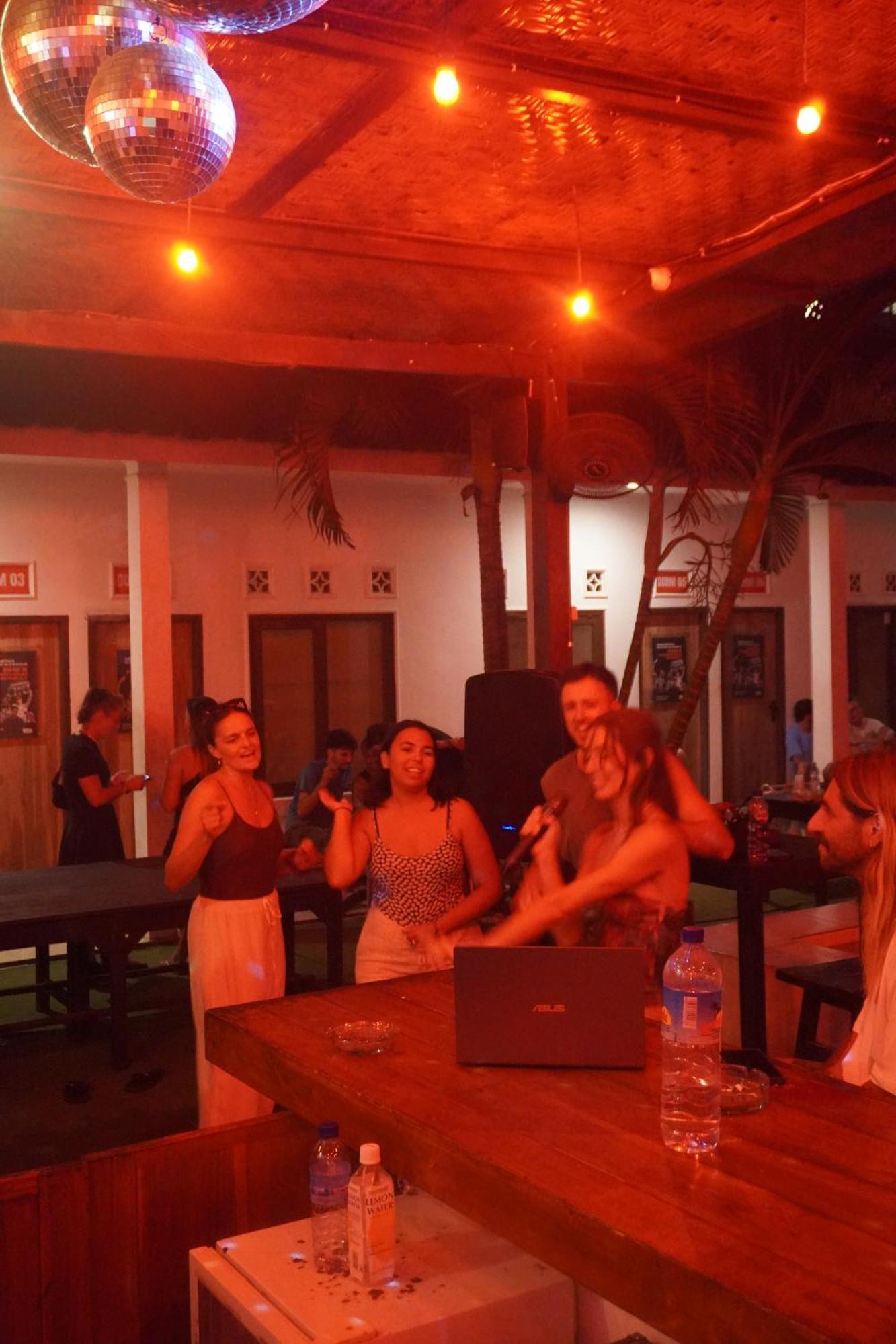 Indonesia Backpacker Hostels Kuta  ภายนอก รูปภาพ